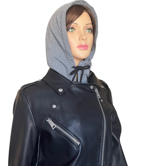 Levi's Women's Oversized Faux
Leather Belted Motorcycle
Jacket Size Small NWT - Picture 5 of 13